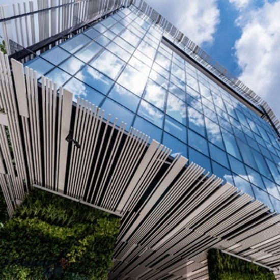 Ein Wolkenkratzer Ragt In Den Himmel